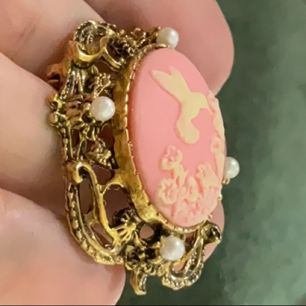 Vintage Pink Hummingbird Cameo Brooch Gold Tone Faux Pearl Ornate Frame - Picture 6 of 12